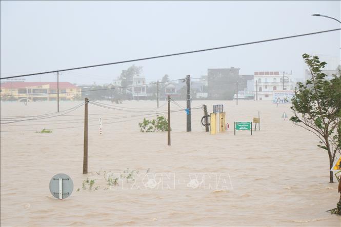 Một tuyến đường giao thông ở phía Đông tỉnh Đắk Lắk vẫn ngập sâu. Ảnh: Tuấn Anh - TTXVN