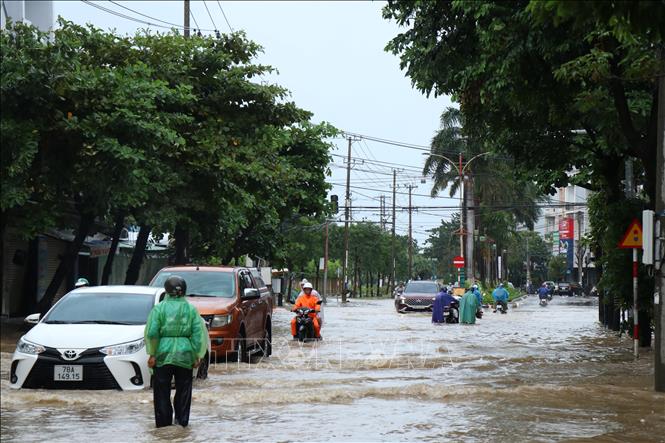 Tuyến đường vào trung tâm phường Tuy Hòa ngập sâu khiến giao thông đi lại khó khăn. Ảnh: Tuấn Anh - TTXVN