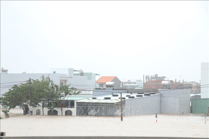 Nước lũ ở nhiều khu vực phường Tuy Hòa vẫn chưa có dấu hiệu rút. Ảnh: Tuấn Anh - TTXVN