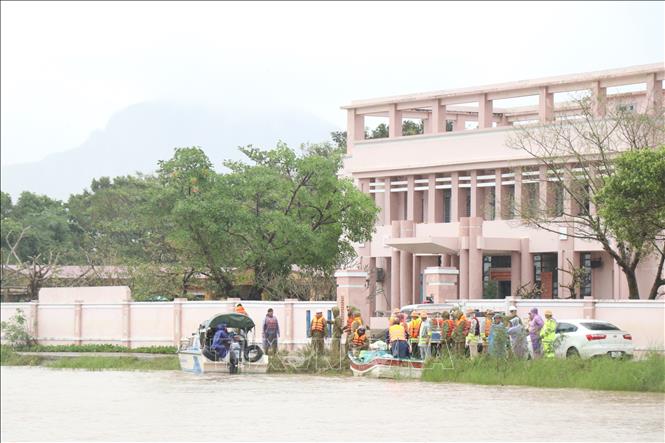 Lực lượng chức năng chuẩn bị phương tiện ứng cứu những vùng ngập nặng. Ảnh: Tuấn Anh - TTXVN