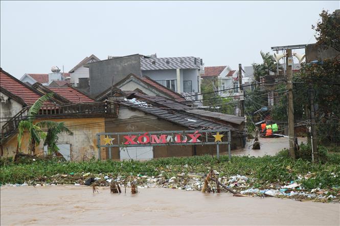 Một khu dân cư ở phía Đông tỉnh Đắk Lắk ngập sâu trong nước lũ. Ảnh: Tuấn Anh - TTXVN