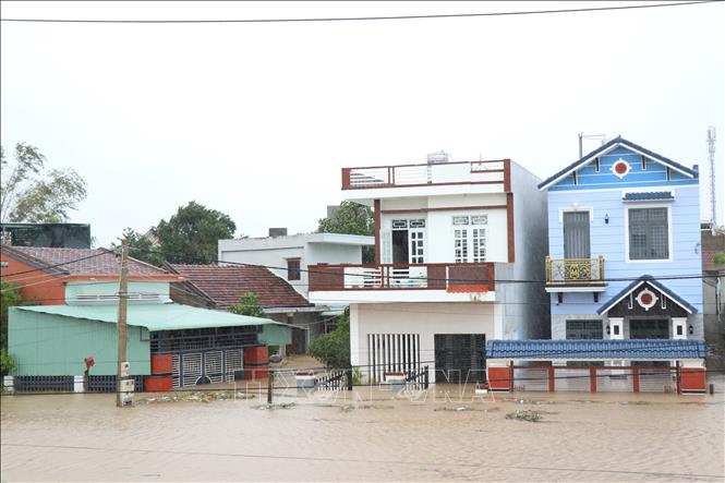Những ngôi nhà cao tầng ở phường Tuy Hòa cũng bị ngập sâu. Ảnh: Tuấn Anh - TTXVN