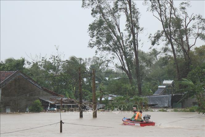 Lực lượng chức năng nỗ lực tiếp cận những khu vực ngập sâu. Ảnh: Tuấn Anh - TTXVN