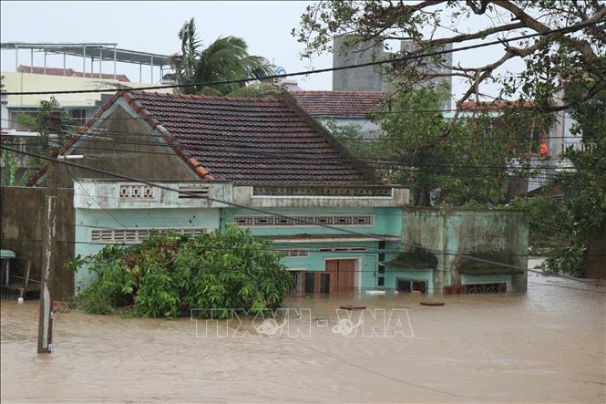 Những ngôi nhà ở phía Đông Đắk Lắk chìm trong nước lũ. Ảnh: Tuấn Anh - TTXVN