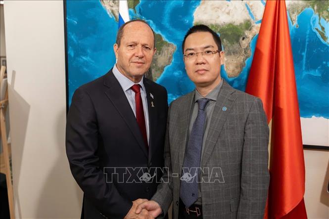 Tham tán Thương vụ - Đại sứ quán Việt Nam tại Israel Lê Thái Hòa và Ngài Nir Barkat, Bộ trưởng Kinh tế và Công nghiệp Israel. Ảnh: TTXVN phát