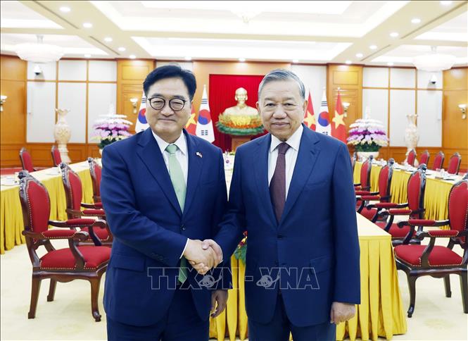 Party General Secretary To Lam receives Speaker of the Republic of Korea's National Assembly Woo Won Shik in Hanoi on November 21. VNA Photo: Thống Nhất