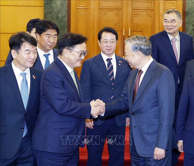 Party General Secretary To Lam receives Speaker of the Republic of Korea's National Assembly Woo Won Shik in Hanoi on November 21. VNA Photo: Thống Nhất