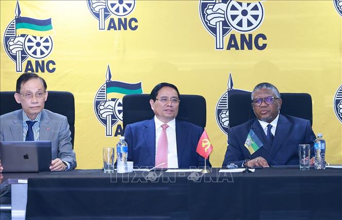 Thủ tướng Phạm Minh Chính gặp Tổng thư ký Đảng Đại hội Dân tộc Phi (ANC) Fikile Mbalula. Ảnh: Dương Giang-TTXVN

