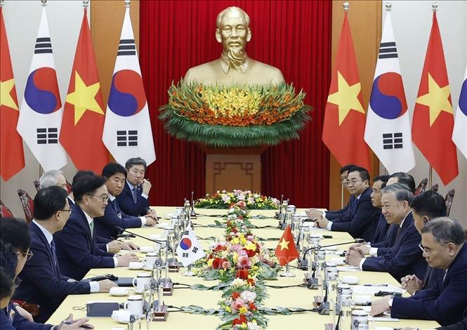 Party General Secretary To Lam receives Speaker of the Republic of Korea's National Assembly Woo Won Shik in Hanoi on November 21. VNA Photo: Thống Nhất