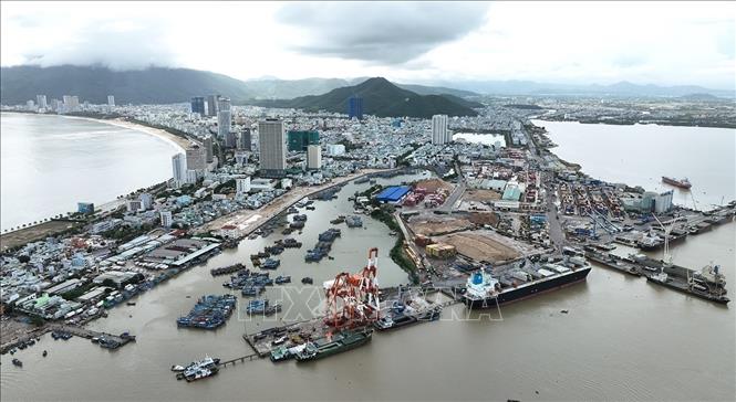 Cảng Quy Nhơn nằm trong Vịnh Quy Nhơn. Ảnh: Vũ Sinh - TTXVN