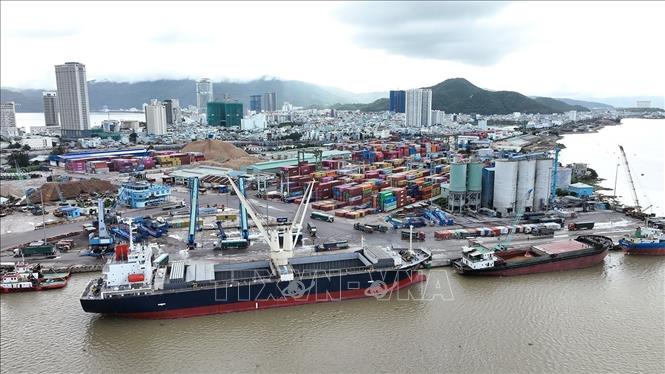 Cảng Quy Nhơn là Cảng tổng hợp quốc gia, nằm trong Vịnh Quy Nhơn, rất thuận lợi cho tàu neo đậu và xếp dỡ hàng quanh năm. Ảnh: Vũ Sinh - TTXVN