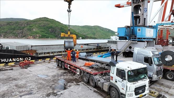 Hoạt động bốc xếp hàng hoá nhập khẩu tại cảng Quy Nhơn, tỉnh Gia Lai. Ảnh: Vũ Sinh - TTXVN