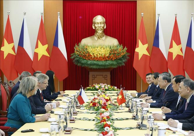 Party General Secretary To Lam receives President of the Senate of the Czech Republic’s Parliament Milos Vystrcil in Hanoi on November 21. VNA Photo: Thống Nhất