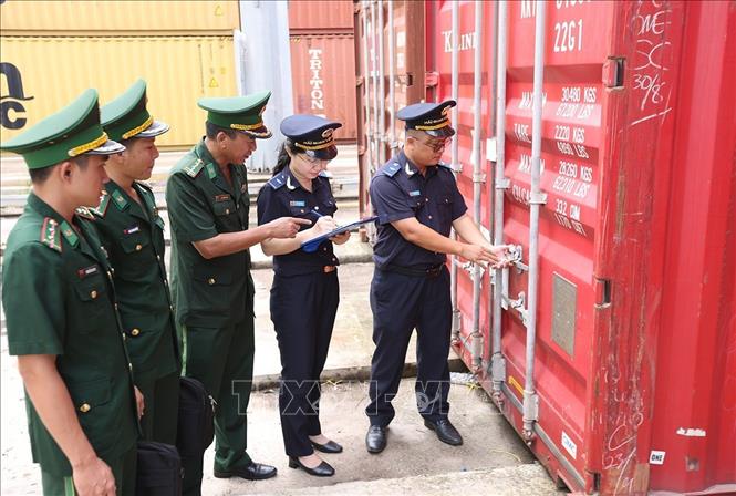 Lực lượng Hải quan và Bộ đội biên phòng phối hợp giám sát kho bãi container hàng hóa XNK tại cảng Quy Nhơn, tỉnh Gia Lai. Ảnh: Vũ Sinh - TTXVN