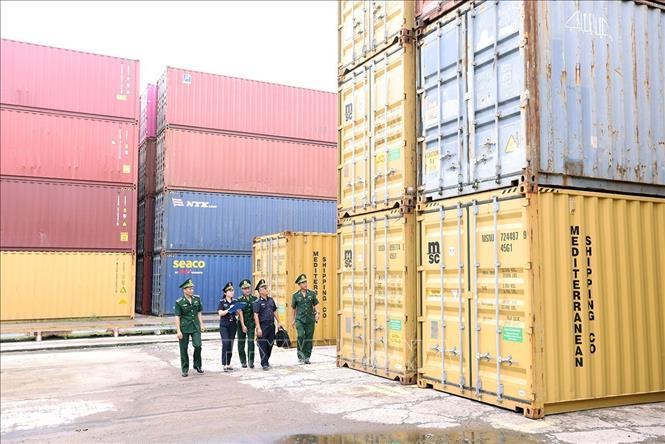 Lực lượng Hải quan và Bộ đội biên phòng phối hợp giám sát kho bãi container hàng hóa XNK tại cảng Quy Nhơn, tỉnh Gia Lai. Ảnh: Vũ Sinh - TTXVN