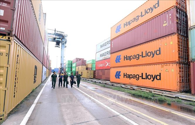 Lực lượng Hải quan và Bộ đội biên phòng phối hợp giám sát kho bãi container hàng hóa XNK tại cảng Quy Nhơn, tỉnh Gia Lai. Ảnh: Vũ Sinh - TTXVN