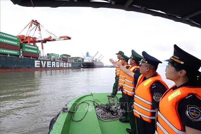Lực lượng Hải quan và Bộ đội biên phòng phối hợp tuần tra, giám sát hoạt động XNK, xuất nhập cảnh tại cảng Quy Nhơn, tỉnh Gia Lai. Ảnh: Vũ Sinh - TTXVN