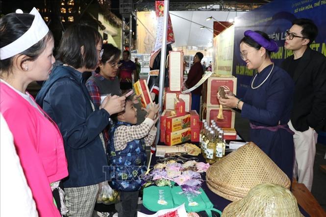 Người dân tham quan không gian trưng bày tại triển lãm. Ảnh: Mạnh Minh - TTXVN