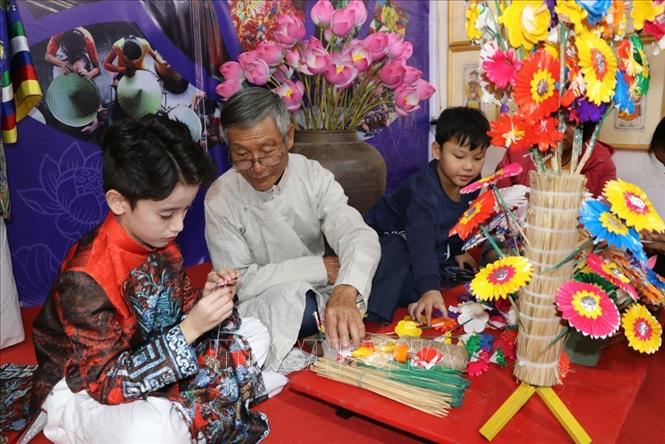 Trải nghiệm nghề truyền thống. Ảnh: Mạnh Minh - TTXVN