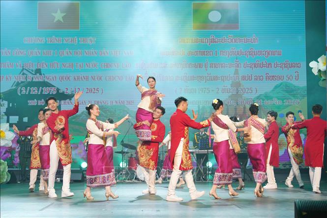 Chương trình đã mang đến cho các khán giả những tiết mục giàu bản sắc văn hóa Việt Nam, kết hợp nhuần nhuyễn với âm hưởng gần gũi của đất nước Triệu Voi. Ảnh: Đỗ Bá Thành - PV TTXVN tại Lào   