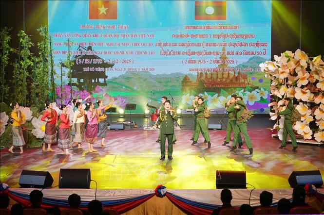 Các tiết mục văn nghệ là minh chứng sinh động cho mối quan hệ hữu nghị vĩ đại giữa hai nước Việt Nam - Lào. Ảnh: Đỗ Bá Thành - PV TTXVN tại Lào   