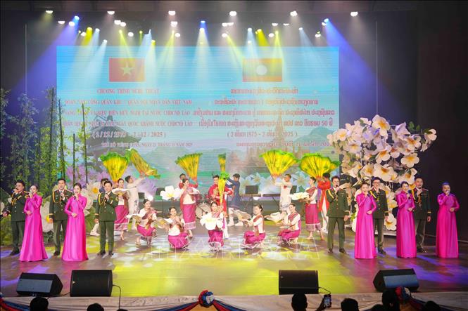 Chương trình nghệ thuật không chỉ là hoạt động giao lưu văn hóa đơn thuần mà còn là minh chứng sinh động cho mối quan hệ hữu nghị vĩ đại, đoàn kết đặc biệt và hợp tác toàn diện giữa hai Đảng, hai Nhà nước, hai quân đội và nhân dân hai nước. Ảnh: Đỗ Bá Thành - PV TTXVN tại Lào   