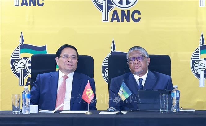 Prime Minister Pham Minh Chinh meets with Secretary-General of the African National Congress Fikile Mbalula in Johannesburg on November 21. VNA Photo: Dương Giang