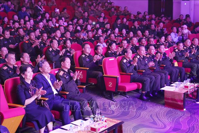 Những tràng pháo tay vang dội từ khán giả đã tiếp thêm sức mạnh và cảm hứng cho các nghệ sĩ biểu diễn, đồng thời trở thành minh chứng sinh động cho tình cảm gắn bó keo sơn giữa Việt Nam – Lào. Ảnh: Đỗ Bá Thành - PV TTXVN tại Lào   