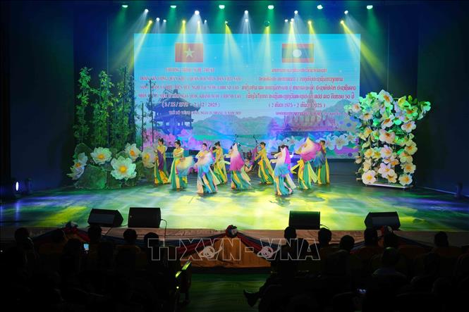 Các tiết mục văn nghệ như gửi gắm lời chúc đất nước Lào tổ chức thành công lễ kỷ niệm 50 năm Quốc khánh. Ảnh: Đỗ Bá Thành - PV TTXVN tại Lào   