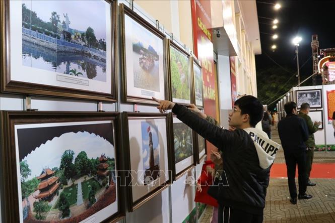 Người dân tham quan không gian trưng bày tại triển lãm. Ảnh: Mạnh Minh - TTXVN