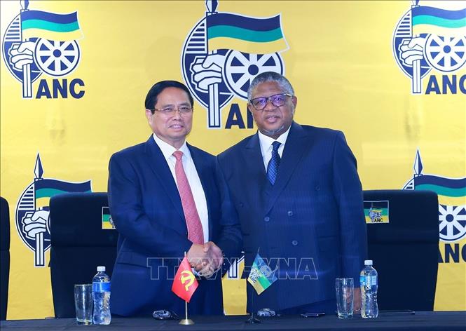Prime Minister Pham Minh Chinh meets with Secretary-General of the African National Congress Fikile Mbalula in Johannesburg on November 21. VNA Photo: Dương Giang