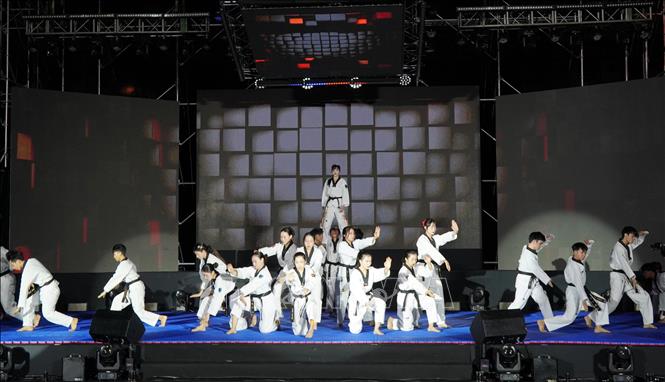 Màn biểu diễn Taekwondo tại Liên hoan Võ thuật quốc tế TP. Hồ Chí Minh 2025. Ảnh: Trung Tuyến - TTXVN