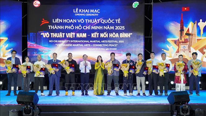 Ban tổ chức trao kỷ niệm chương cho các đơn vị đồng hành và các đoàn quốc tế. Ảnh: Trung Tuyến - TTXVN