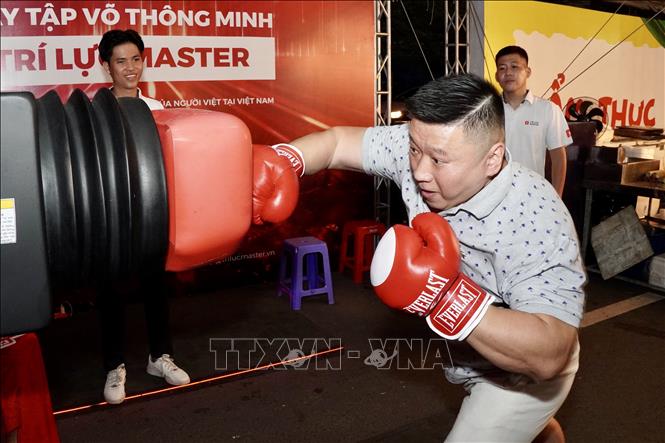 Người dân trải nghiệm tập võ thông minh tại Liên hoan Võ thuật quốc tế TP. Hồ Chí Minh 2025. Ảnh: Trung Tuyến - TTXVN