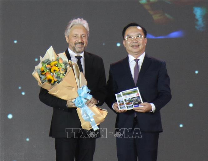 Nghi lễ trao tặng cẩm nang 