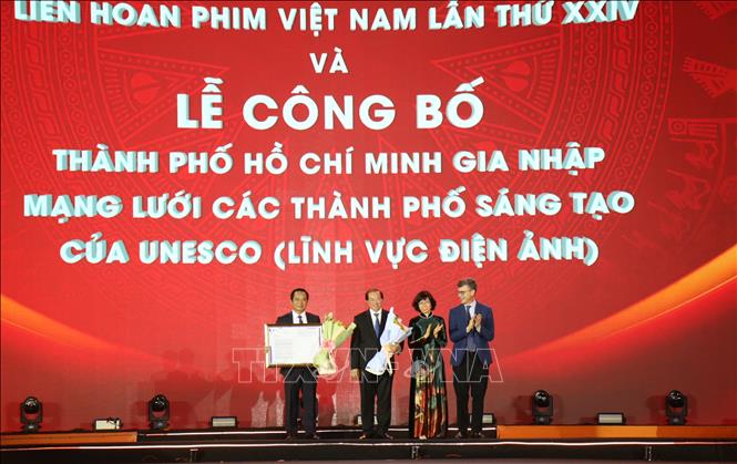 Nghi thức trao chứng nhận Thành phố Hồ Chí Minh gia nhập Mạng lưới các thành phố sáng tạo của UNESCO (lĩnh vực Điện ảnh). Ảnh: Thu Hương - TTXVN