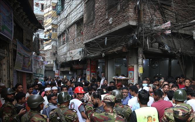 Lực lượng cứu hộ và an ninh làm nhiệm vụ tại khu vực bị ảnh hưởng bởi động đất ở Dhaka, Bangladesh, ngày 21/11/2025. Ảnh: THX/TTXVN