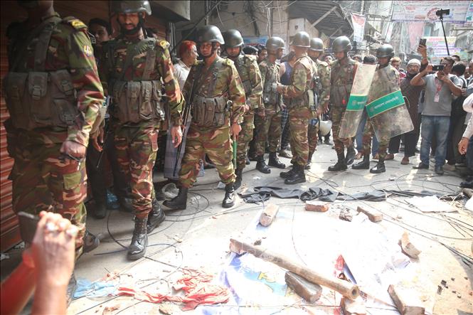 Lực lượng cứu hộ và an ninh làm nhiệm vụ tại khu vực bị ảnh hưởng bởi động đất ở Dhaka, Bangladesh, ngày 21/11/2025. Ảnh: THX/TTXVN