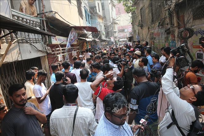 Người dân sơ tán ra bên ngoài những ngôi nhà sau trận động đất ở Dhaka, Bangladesh, ngày 21/11/2025. Ảnh: THX/TTXVN