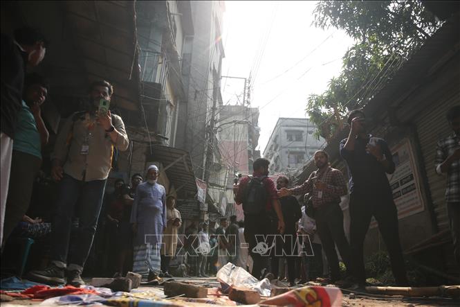 Người dân sơ tán ra bên ngoài những ngôi nhà sau trận động đất ở Dhaka, Bangladesh, ngày 21/11/2025. Ảnh: THX/TTXVN