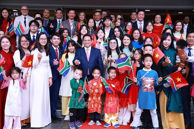 Thủ tướng Phạm Minh Chính và Phu nhân với cán bộ, nhân viên Đại sứ quán và cộng đồng người Việt Nam tại Nam Phi. Ảnh: Dương Giang-TTXVN 
