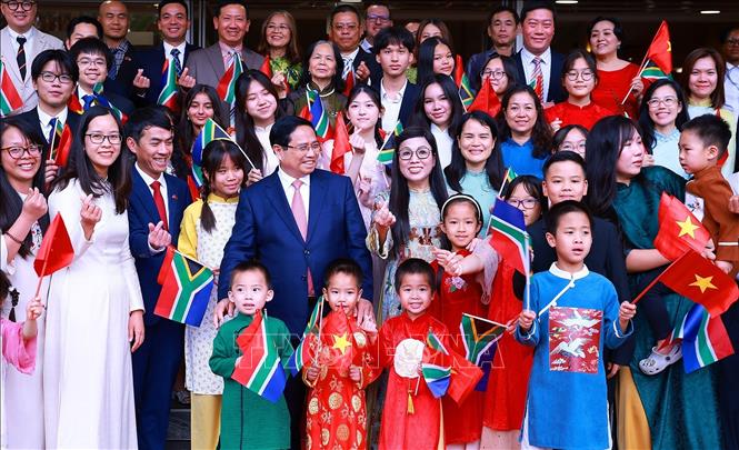 Thủ tướng Phạm Minh Chính và Phu nhân với cán bộ, nhân viên Đại sứ quán và cộng đồng người Việt Nam tại Nam Phi. Ảnh: Dương Giang-TTXVN 
