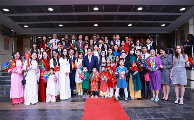 Thủ tướng Phạm Minh Chính với cán bộ, nhân viên Đại sứ quán và cộng đồng người Việt Nam tại Nam Phi. Ảnh: Dương Giang-TTXVN 

