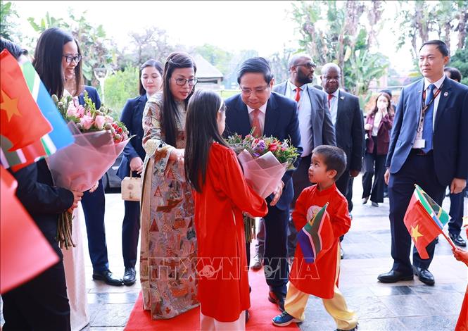 Thủ tướng Phạm Minh Chính gặp cán bộ, nhân viên Đại sứ quán và cộng đồng người Việt Nam tại Nam Phi. Ảnh: Dương Giang-TTXVN 
