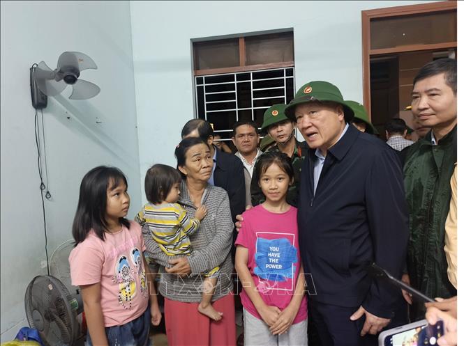 Phó Thủ tướng Thường trực Nguyễn Hòa Bình ân cần thăm hỏi người dân. Ảnh: Tuấn Anh - TTXVN