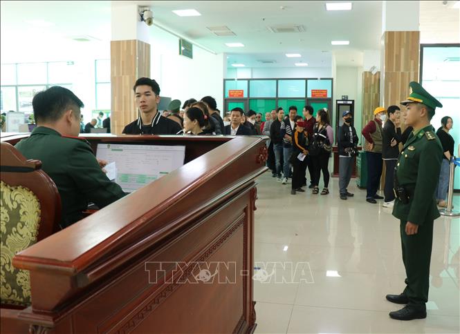 Người dân được làm thủ tục nhanh chóng xuất nhập cảnh qua cửa khẩu Lào Cai. Ảnh Tuấn Khôi/TTXVN