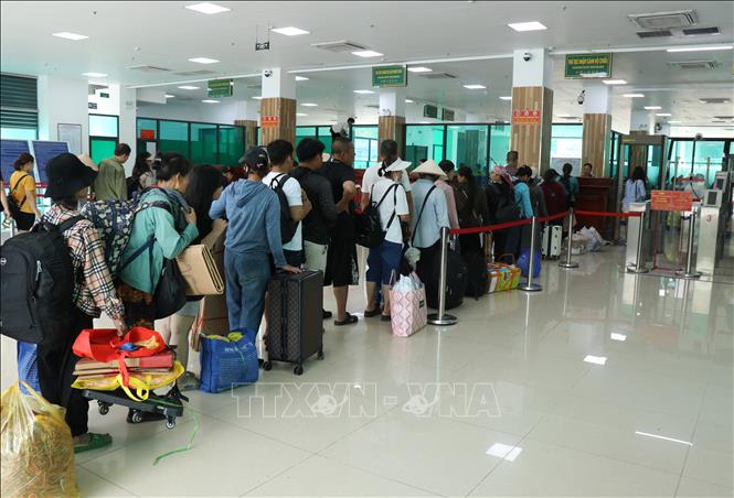 Du khách xếp hàng để được thông quan qua cửa khẩu. Ảnh Tuấn Khôi/TTXVN