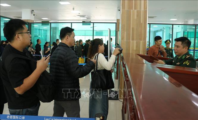 Người dân được làm thủ tục nhanh chóng xuất nhập cảnh qua cửa khẩu Lào Cai. Ảnh Tuấn Khôi/TTXVN