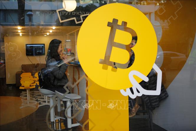 (Tư liệu) Biểu tượng đồng tiền điện tử Bitcoin tại một quầy giao dịch ở Tel Aviv, Israel. Ảnh: THX/TTXVN
