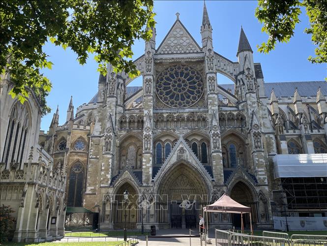 Tọa lạc ở phía tây Tòa nhà Quốc hội là Tu viện Westminster, nơi diễn ra lễ đăng quang của các vị vua Anh và các nghi lễ quốc gia khác, trong đó có quốc tang Nữ hoàng Elizabeth II. Ảnh: Minh Hợp-Phóng viên TTXVN tại Anh